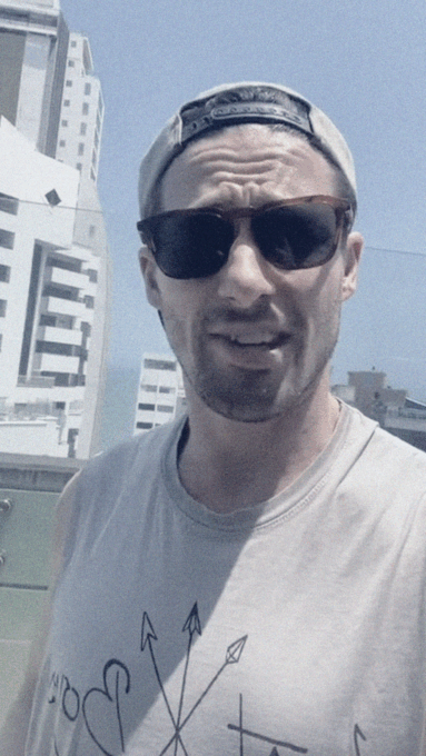 MedellinCrew client speaking to the camera and sharing his testimonial.