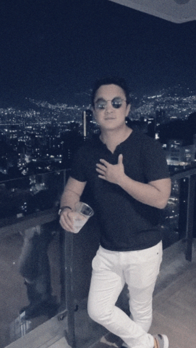 Medellin Crew client standing up on a balcony and sharing the testimonial in front of the camera