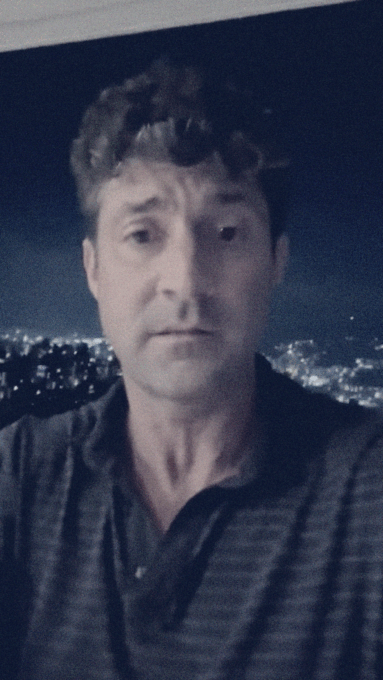 Medellin Crew client sharing his testimonial in front of the camera